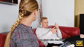 Gato bonito, vamos foder essa tutora russa de óculos física na poltrona vermelha