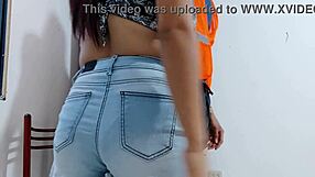 Kåt latinakvinna smeker stora naturliga pattar ensam efter att maken gått till jobbet.