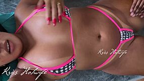 Usei um biquini todo socado na buceta e fiz topless massagista ficou cheia de tes�o e passando a m�o em minha bucetinha