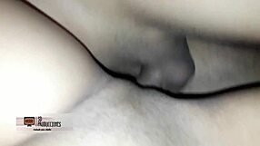 mi hermanastra llega mi cuarto para que follemos bajo las sabanas porno en espanol