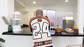 Amatör milf üvey kızıyla derinlere kadar emerken köpek pozisyonunda sikiliyor, sıcak yakın çekim üçlü aksiyon!