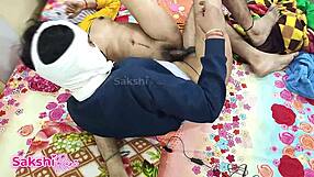 Indiai desi pár forró románccal kezd szállodai szobában vécében, aztán egész éjszaka hardcore szex creampie-val