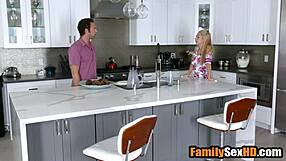 ลูกสาวบุญธรรมเย็ดพ่อบุญธรรมแบบดุเดือดต่อหน้าแม่บุญธรรม