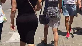 Tía venezolana shows off her impressive backside