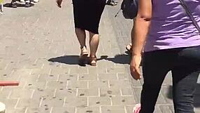 Tía venezolana shows off her impressive backside