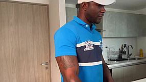 Barmig gift babe kände sig ensam så hon hyrde en prostituerad för att tillfredsställa sin stora svarta kuk-fantasy med intensiv interracial action