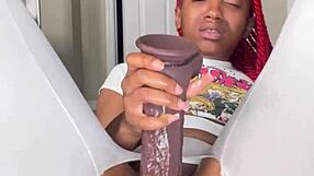 Moj lastni glory hole z velikim klitorisom črne punce, ki se mačka z igračkami v tesnih hlačah za mokro pičko