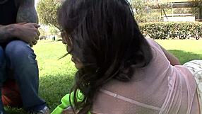 Hey, schau die heiße MILF-Fotze in Netzstrümpfen und Heels fingern