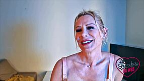 Blondínka francúzska cougar Victoria s veľkými cicmi dostáva dvojitú penetráciu v spodnom prádle v trojke