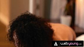 Alexis Tae kecil yang sunyi terjun jilat pepek bergairah dan scissoring lesbian dengan rakan bilik PAWG Anna Claire Clouds di asrama.