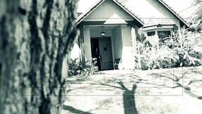 أم بنية شهوانية على زب قوي في السرير بمص عميق وقذف وجه