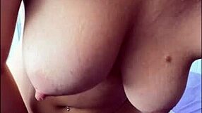 18letá brunetka Serena Sterling se ohýbá v doggystyle na POV jízdu a rukou v kameru.