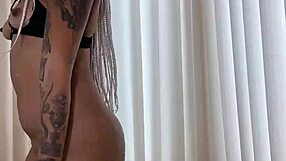 Colando Bucetinha Apertada Na Sua Cara Dancando Funk Em Shorts