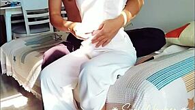 베트남 여친이 젖은 보지로 친구랑 섹스 준비하며 유혹해