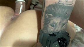 os dois caras com paus duros me aguardando no quarto pra foder. amei essa surpresa safada