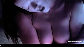 알리샤, 월드 센터처럼 야외 누드 스트립티즈 해? 브루넷 란제리 찢어지게?