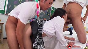 สาวญี่ปุ่นมิระฮาเสกาวะเล่นสามคนดุเดือดในห้องเรียนนิ้วควย