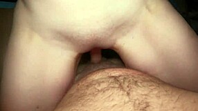 18+ letna soseda z majhnimi joškami hrepeni po debeli pički globoko v mokri pički v kratkem domačem klipu