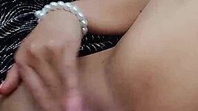 Me Masturbo En Una Habitación Hasta Que Me Vengo A Chorros Mientras Mi Marido Está Teniendo Un Reencuentro Familiar En La Sala!