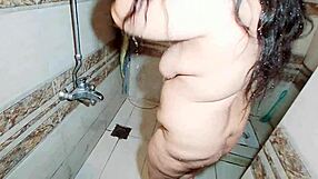 Känner mig så blottad som muslimsk BBW-fru fångad naken i badet visar stor röv tuttar och fitta