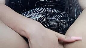 Jag onanerar i ett rum tills jag kommer i strålar medan min man har familjeåterträff i vardagsrummet!