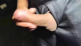 jeg fanget min brasilianske sjef som flasher og rister av stor kuk ute til han kom hardt