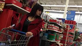 1 Candid Mom Shopping