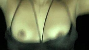 después de la fiesta nuera pagando la apuesta en un juego de citas