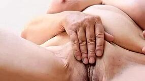 Babica pička trepeta v domačem orgazmu z igračo