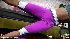 Hard Round Ass Babe Shows Deep Cameltoe in Tight Gym Leggings Spandex