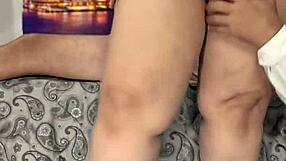 Madrastra culona latina chupa verga con ganas hasta corrida en boca amateur.