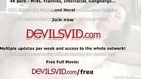 Brunette med små patter gagger på kæmpe sort pik før hård knul i behåret fitte