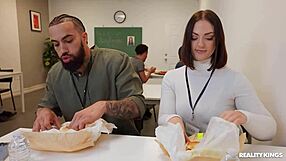 Bayi Brunet Terkekang Batang Deepthroat Dalam Jeans Sebelum Kongkek Memek POV