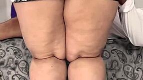 Madrastra culona latina chupa verga con ganas hasta corrida en boca amateur.