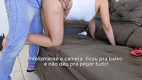 gostosa esposa empina bunda pra marido na sala da sogra e goza na buceta