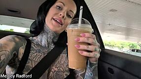 Vlog percutian Gold Coast pengembaraan MILF berlekuk tatu