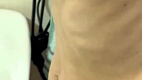 Τα χυδαία βυζιά της γυναίκας και ευαίσθητες θηλές θέλουν raw creampie;