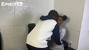 Emris53 apalea el culo gordo de las ebony Naija con su polla negra monstruosa