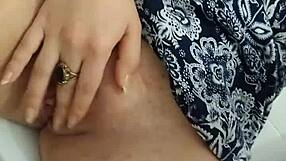 novinha touching herself at work