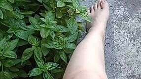 GREATALA SPREADS JUICY PUSSY OUTDOORS!