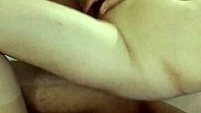 Mi esposa chupa y cabalga verga grande hasta el fondo