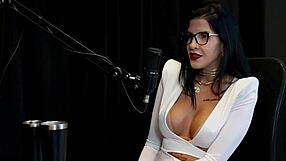 เลติเซีย บราก้า เปิดคลินิกชวนใจดีด้วยชุดแดงโปร่งแสง