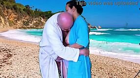 Agarabas & Olpr panas matahari jilat memek botak batang monster gape pantai dekat