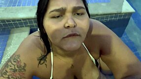 hey novinha maria bbw chupa meu pau escondido na piscina deepthroat bem