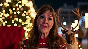 Makcik tua Carmen Claus belah lebar untuk creampie amatur misionari cuti istimewa