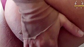 follo el culo estrecho de mi madrastra con su consolador enorme de mi padre