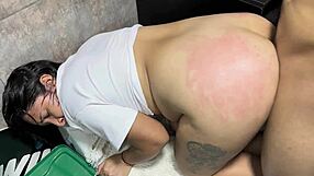 Aku curi kongkek ibu tiri sorang di bilik air