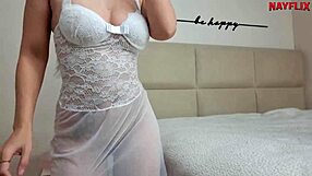 Dancing Blonde Rebolando with No Panties Bare!