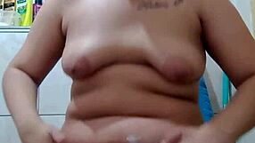 gordinha safada depilando a buceta pra um trato gostoso