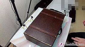 wanna worship lilly's secretary feet stuffed in the box?